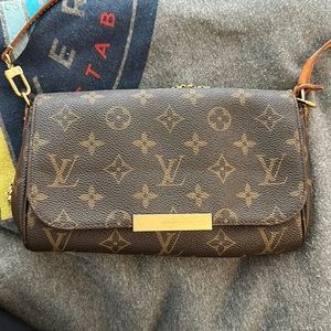 AUTHENTIC Louis Vuitton cross body bagel with chain